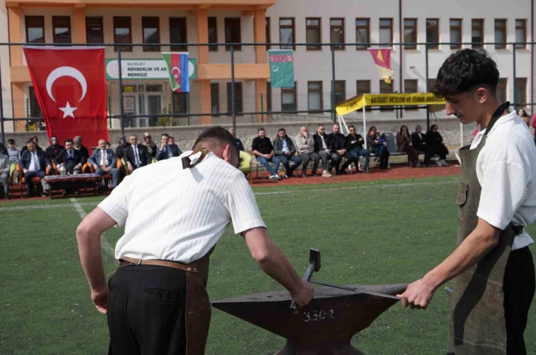 Bayburt’ta Nevruz coşkusu: Bayram ateşi yakıldı, örste demir dövüldü 