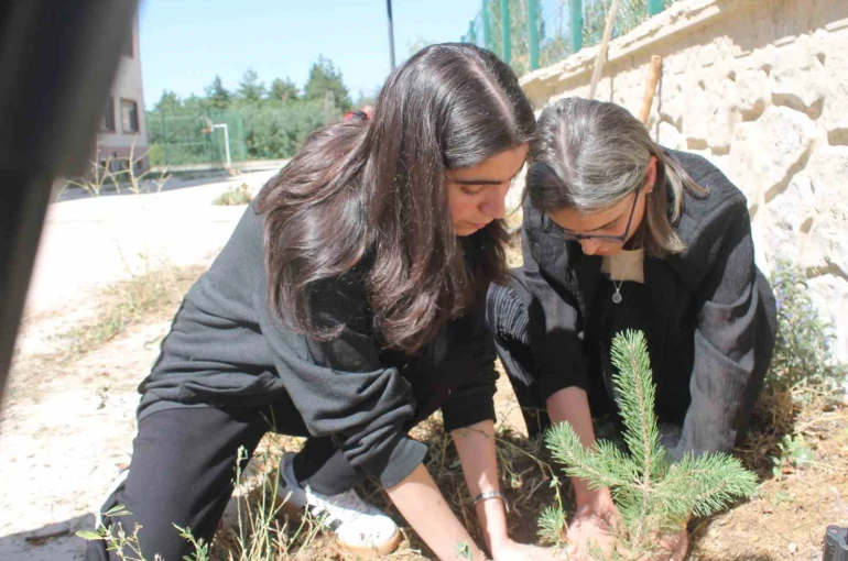Bayburt’ta öğrenciler fidanları toprakla buluşturup ‘Yeşil Vatan’ için geleceğe nefes oldular 