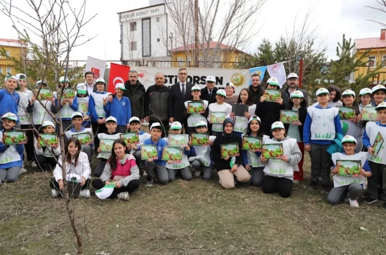 Bayburt’ta öğrenciler Orman Haftası kapsamında fidan dikti