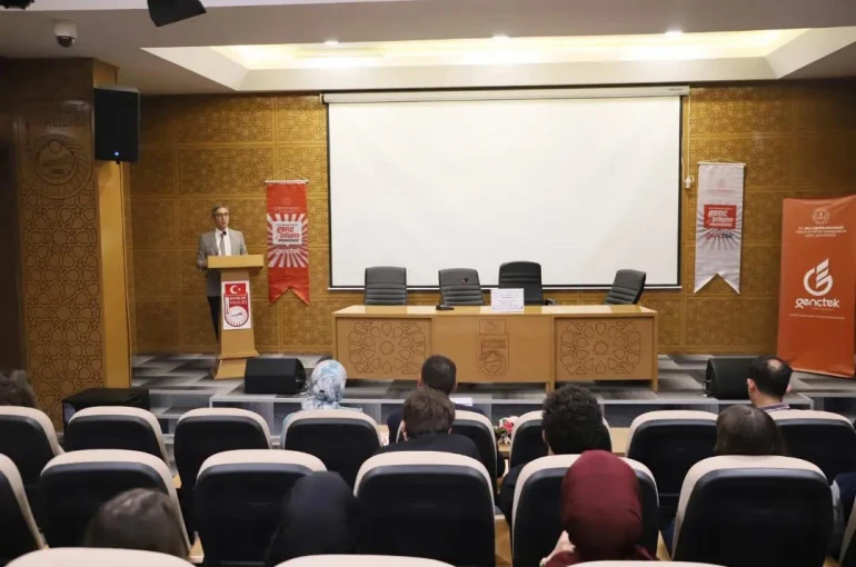 Bayburt’ta öğrenciler rol temelli münazarada yeteneklerini sergiledi 