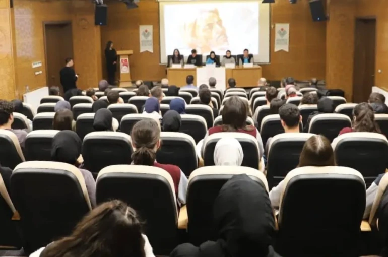 Bayburt’ta öğrenciler Sait Faik Abasıyanık’ı panelde anlattı 