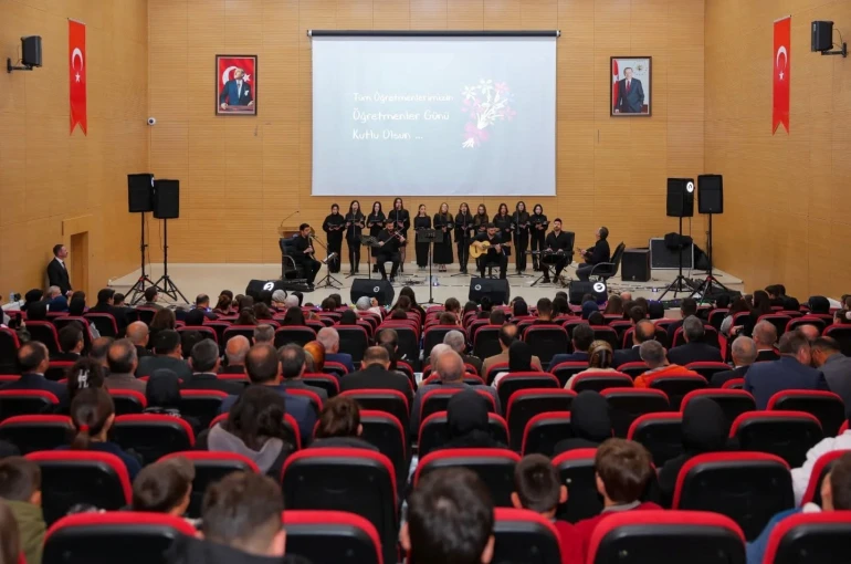 Bayburt’ta Öğretmenler Günü düzenlenen programla kutlandı 