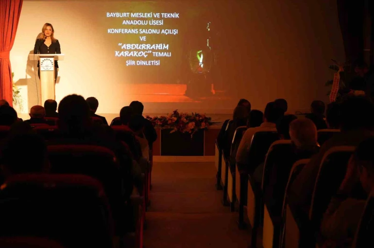 Bayburt’ta sıfır atıkla yapılan konferans salonu şiir programıyla hizmete açıldı 