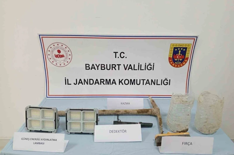 Bayburt’ta sit alanında izinsiz kazı yapan 4 şüpheli yakalandı 