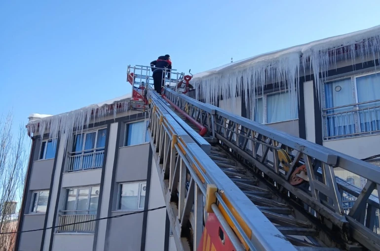 Bayburt’ta tehlike oluşturan buz sarkıtları temizleniyor 