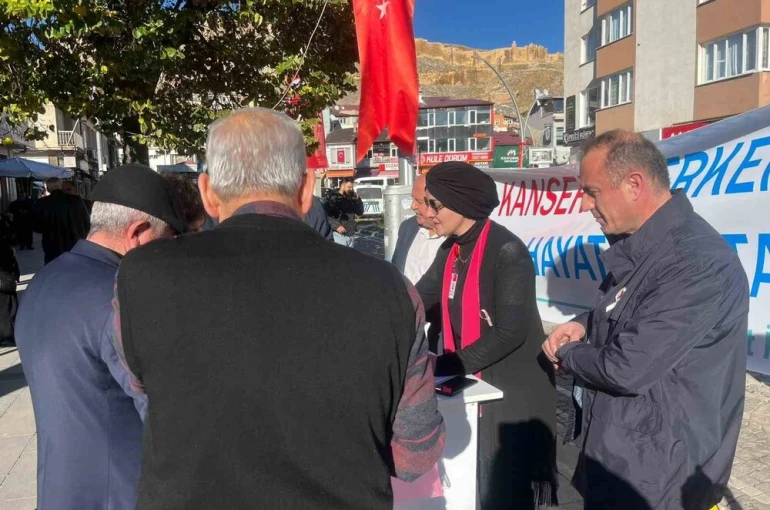 Bayburt’ta vatandaşlar ‘Erken Teşhis Hayat Kurtarır’ standında bilgilendiriliyor 