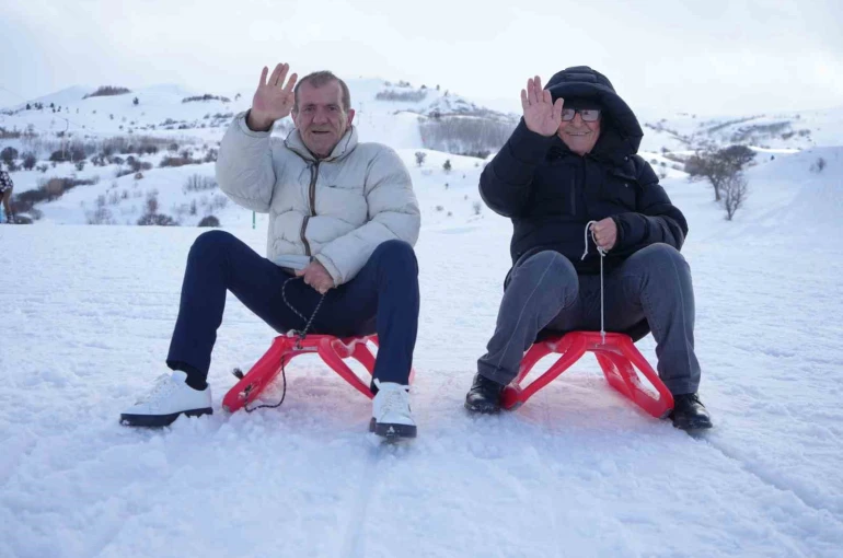 Bayburt’ta yaşlıların kar eğlencesi: Kızakla kaydılar, kar motoruyla tur attılar