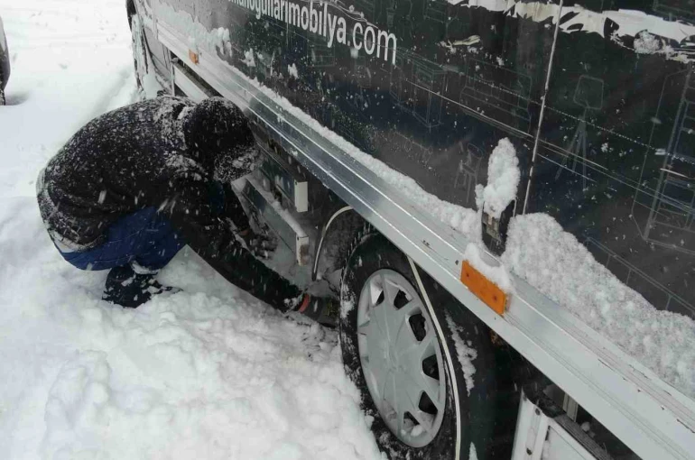 Bayburt’ta yoğun kar yağışı: Araçlar yolda kaldı