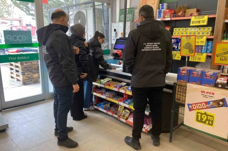 Bayburt’taki marketlerde sıfır atık ve poşet denetimi yapıldı 