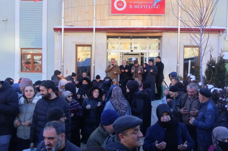 Bayburt’tan umre yolcuları dualarla uğurlandı 