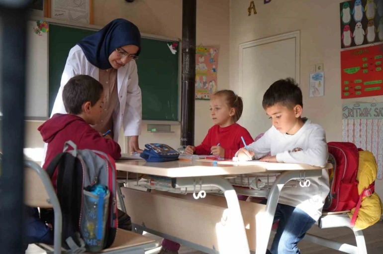 Bayburt’un dağ köyünün hem öğretmeni hem gelini: Zahide öğretmen 3 öğrencisine ışık oluyor 