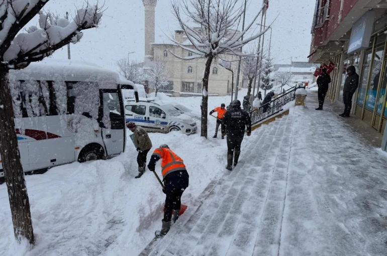 Bayburt’un Demirözü ve Aydıntepe ilçelerinde kar temizliği yapılıyor 