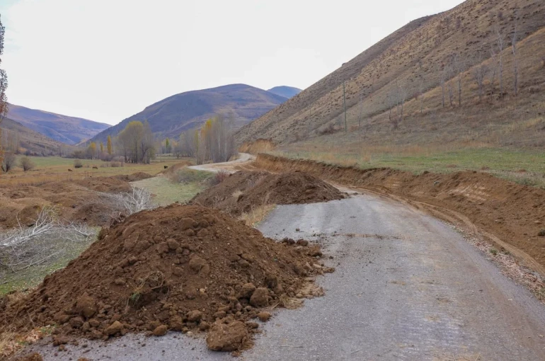 Bayburt’un köy yollarında genişletme çalışmalar devam ediyor 