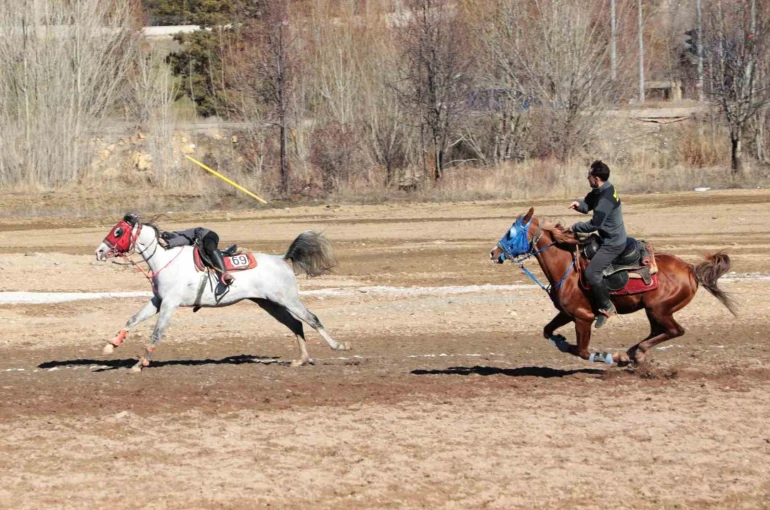 Bayburt’un kurtuluşunun 108’inci yılında cirit gösterisi düzenlendi 