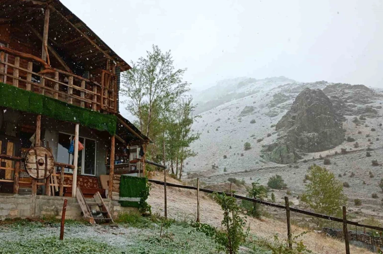 Bayburt’un yüksek rakımlı köylerinde kar yağışı etkili oldu 