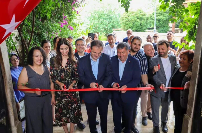 Bayındır Halk Eğitim Merkezi yıl sonu sergisi açıldı 