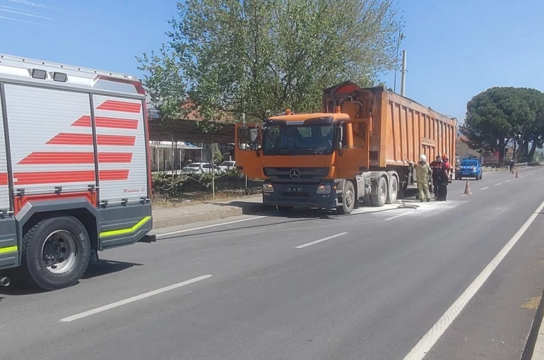 Bayındır’da atık taşıma kamyonu alev aldı 