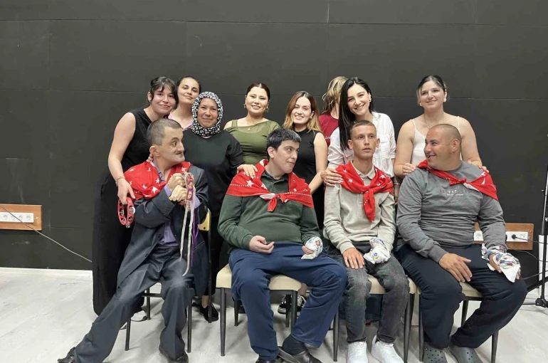 Bayındır’da engelli bireyler için temsili asker eğlencesi 