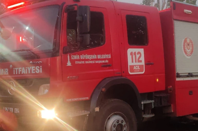 Bayındır’da ev yangını hayvan damına sıçradı 