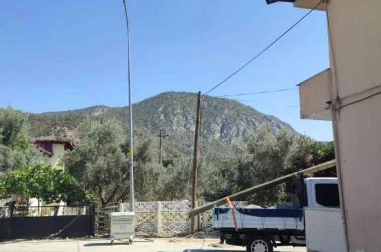 Bayırköy’de telefon direği onarılıyor, internet erişimi kısa sürede sağlanacak 
