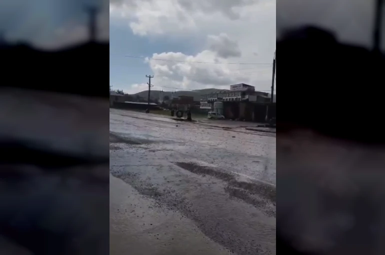 Baykan’da sağanak yağış etkili oldu: Yollar göle döndü 