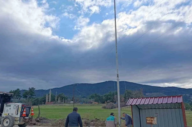 Bayrak direğinin ipini çaldılar