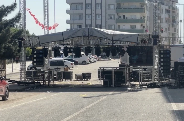Bayrak tartışması organizasyonu iptal ettirdi 