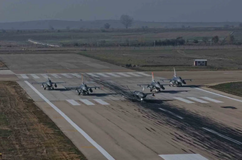 Bayraktar KIZILELMA "hava-hava" füzesiyle hedefi vurdu 