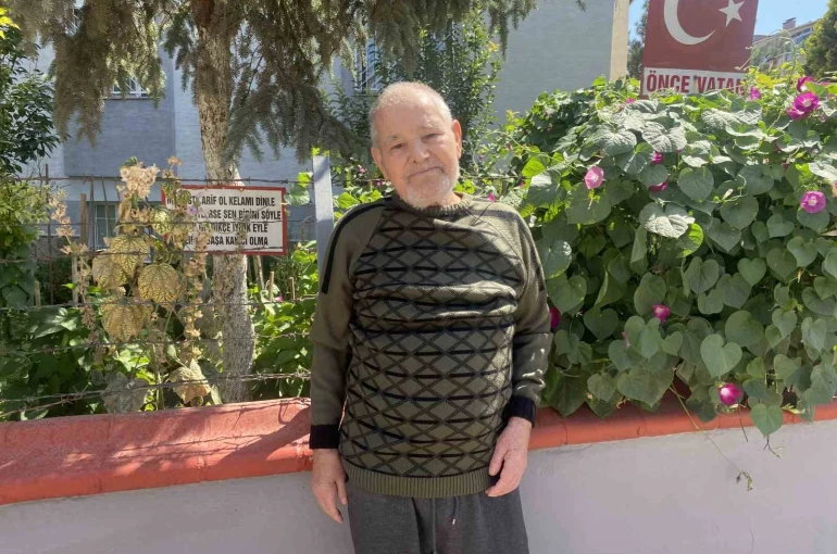 Bayram amcanın bahçeye yerleştirdiği özlü sözler dikkat çekiyor 