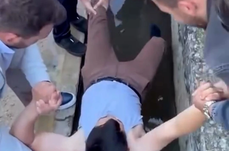 Bayram namazına gelmeyenleri buz gibi suya attılar 