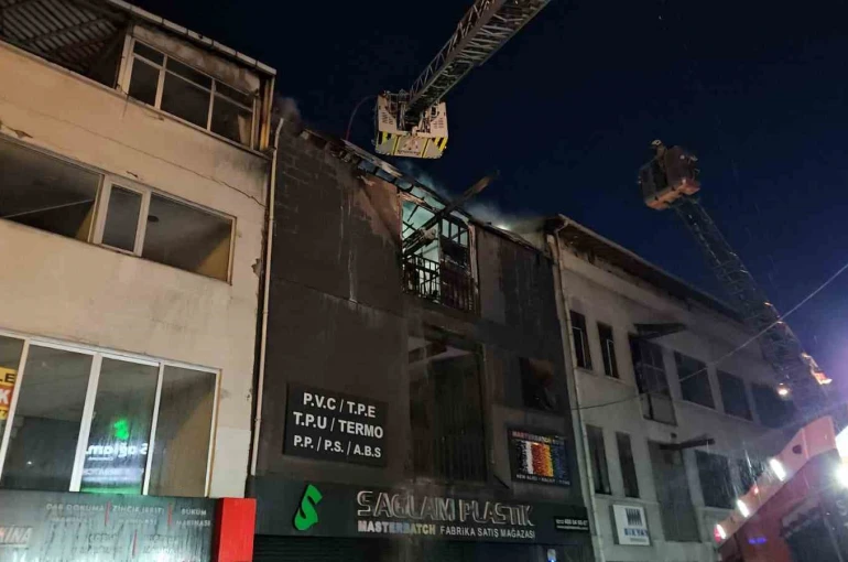 Bayrampaşa’da 5 katlı iş yerinin 3 katı alevlere teslim oldu 
