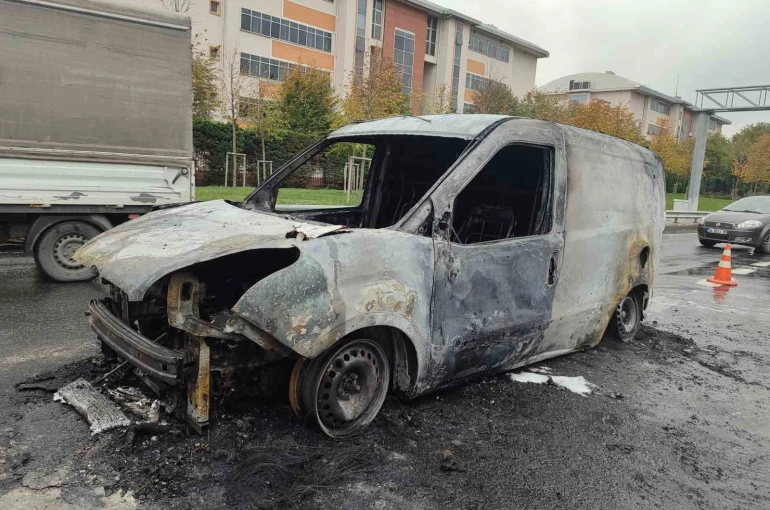 Bayrampaşa’da alev alev yanan araçtan geriye demir yığını kaldı 