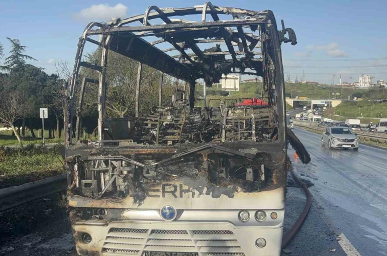 Bayrampaşa’da minibüs alevlere teslim oldu 