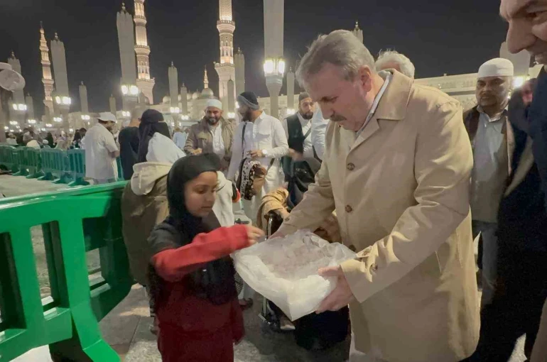 BBP Genel Başkanı Destici, Mescid-i Nebevi’de vatandaşlarla buluştu 