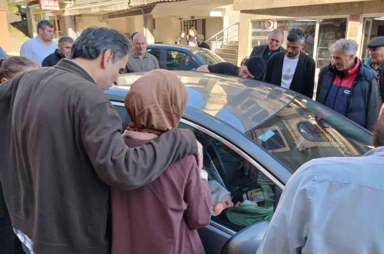Bebek arabada kilitli kaldı; genç anne büyük korku yaşadı 
