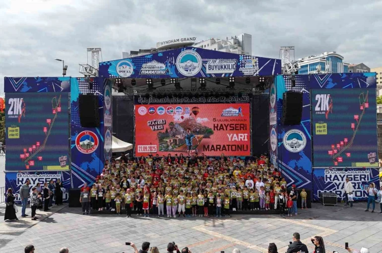 Bebekler ve çocuklar Uluslararası Kayseri Yarı Maratonu’na renk kattı 