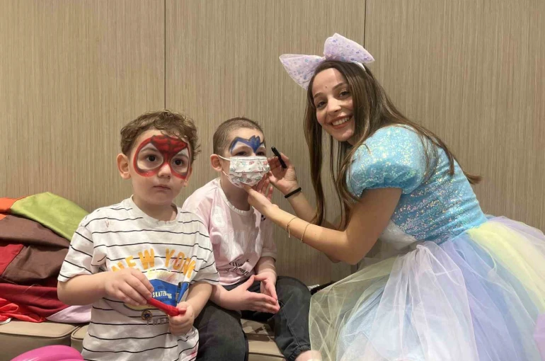 Bebeklikte kansere yakalanan minik kahramanların umut veren zaferi 