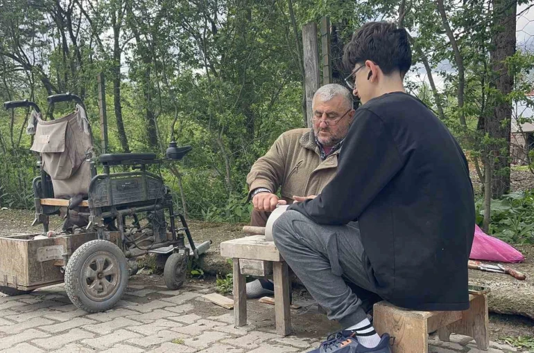 Bedensel engelli baba, oğluyla birlikte bıçak bileyerek geçimini sağlıyor