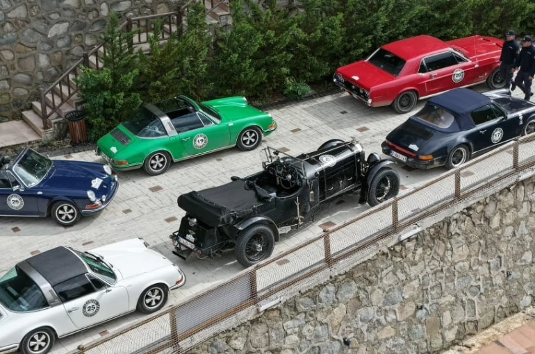 Belçikalı klasik araç tutkunları Artvin’de 