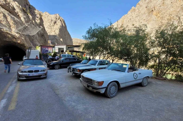 Belçikalı klasik araç tutkunları Kemaliye’de 