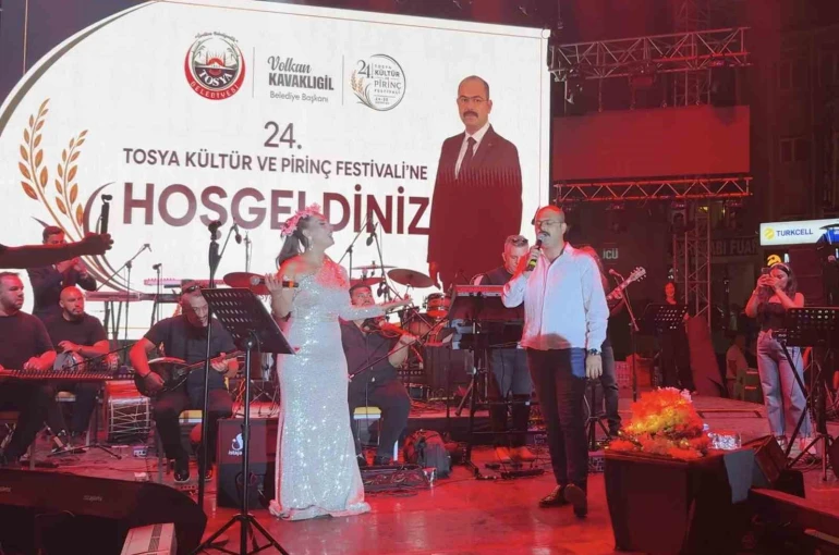Belediye başkanı konserde şarkı söyledi, vatandaşlar unutulmaz bir gece yaşadı