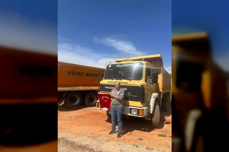 Belediye çalışanının bayrak hassasiyeti 