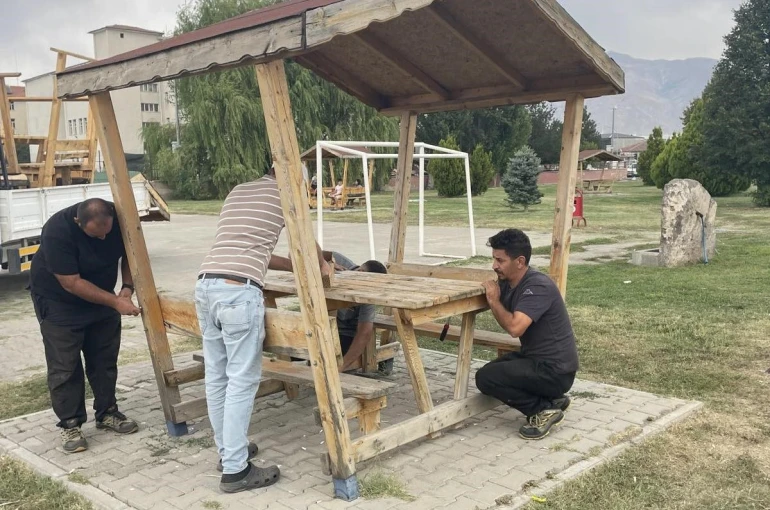 Belediye ekipleri şehir mobilyaları üretiyor