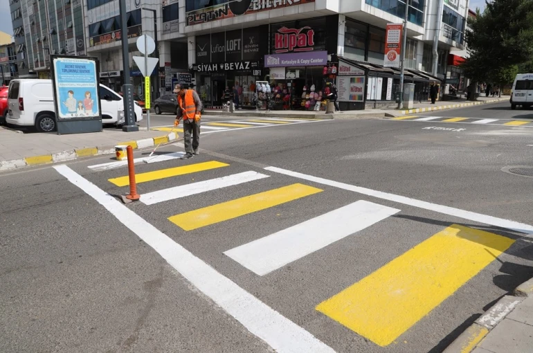 Belediye ekipleri yaya geçidi çizgilerini yeniledi
