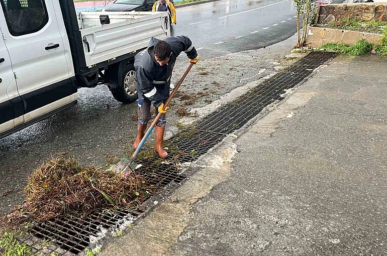 Belediye ekiplerinden fırtına ve yağış mesaisi 