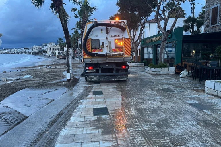 Belediye ekiplerinden fırtına ve yağmur sonrası kapsamlı temizlik