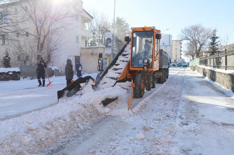 Belediye Ekipleri’nden hummalı kar temizliği çalışması 