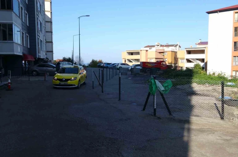 Belediye kamulaştırma bedelini ödemeyince, sahipleri yolu çit çekip kapattı 