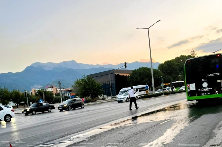Belediye otobüsünden dökülen yakıt sürücülere zor anlar yaşattı