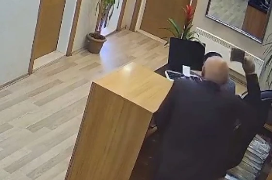 Belediye personeline satırla saldırı anı kamerada 